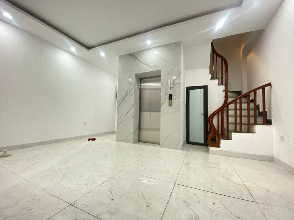 Nhà đẹp phường Nam Đồng 33m² giá 10.9 tỷ - Vị trí đắc địa, gần ô tô!