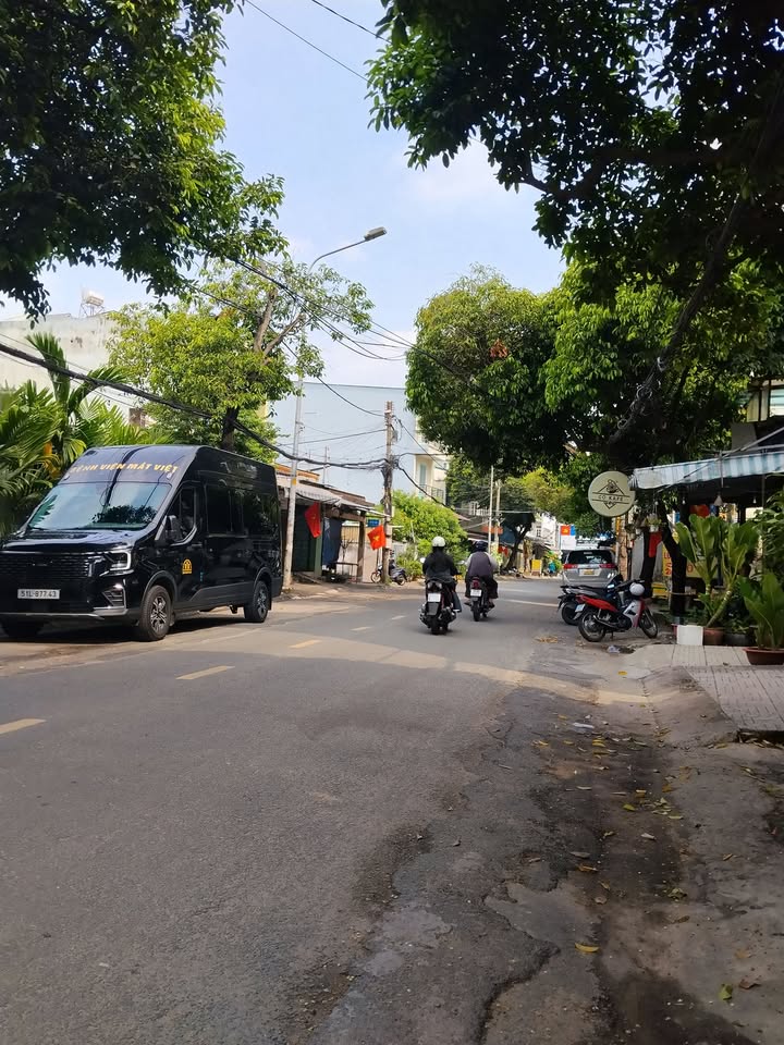 Nhà Góc 2 Mặt Hẻm Tân Phú 135m² - Giá 9.8 Tỷ, Chính Chủ Lâu Đời