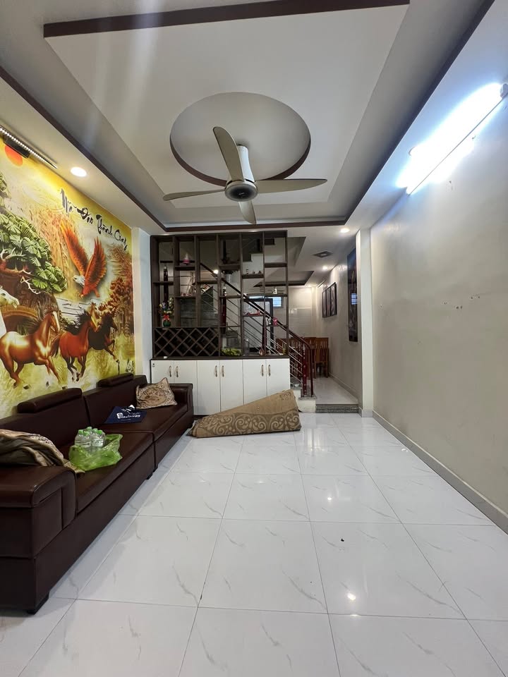 Nhà 3 Tầng Sân Cổng Riêng 40m² Cát Linh - Giá 1.85 Tỷ