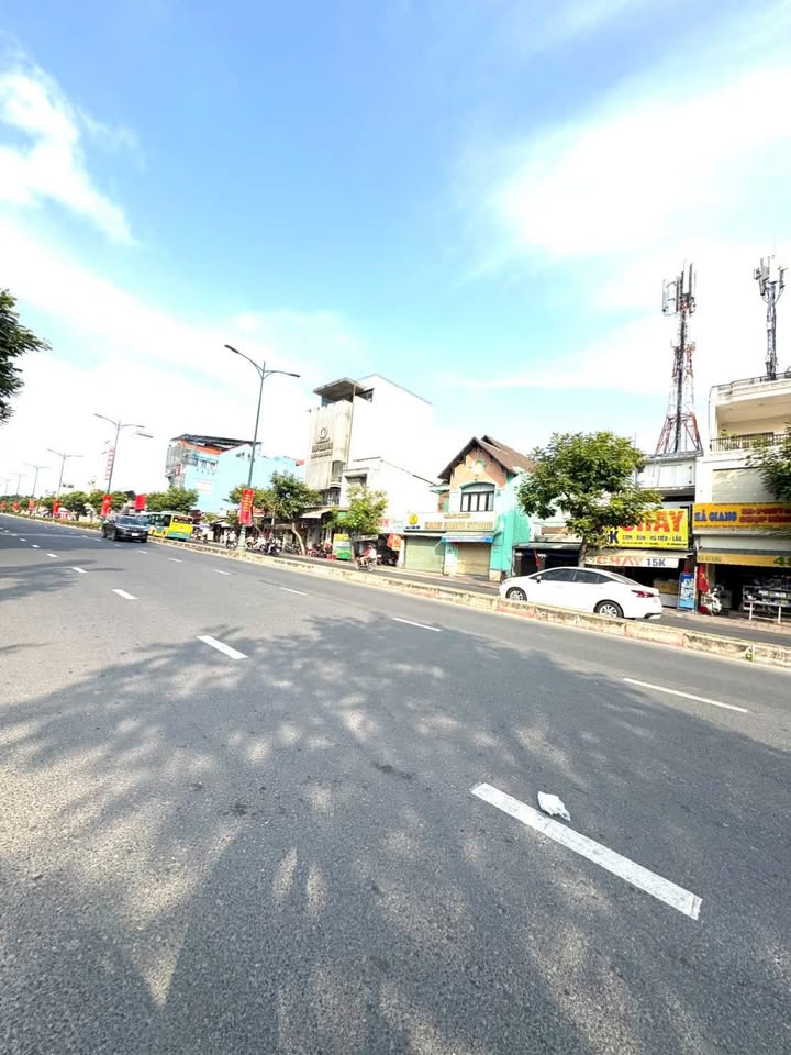 Nhà Mặt Tiền Lê Văn Việt, TP Thủ Đức - Kinh Doanh Sầm Uất, 24 Tỷ