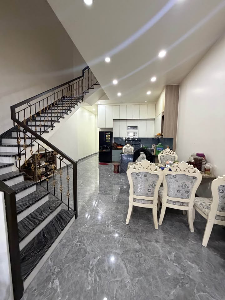 Nhà Đức Trọng 140m² 3.7 Tỷ - 2 Lầu, Sân Oto, Gần Chợ