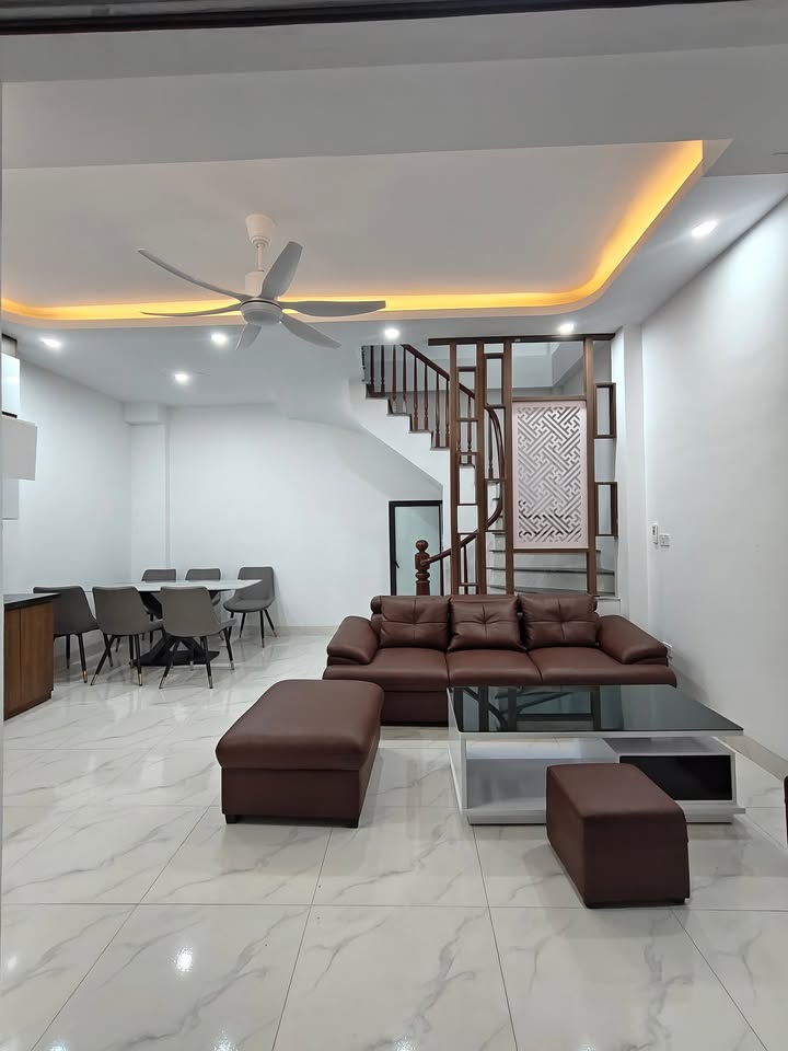 Nhà 5 Tầng Di Trạch, 32m² - Giá 5 Tỷ, Ô Tô Sát Nhà