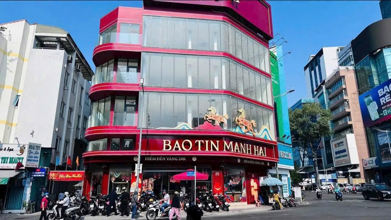 Nhà phố 3 mặt tiền Nguyễn Trãi - Cống Quỳnh, Q1, 161m², Dòng tiền 722 triệu/tháng