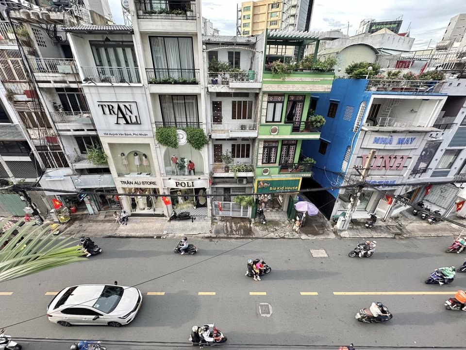 Nhà Mặt Tiền Huỳnh Văn Bánh, Phú Nhuận - 69m², 4 Tầng, Nở Hậu - 20.9 Tỷ