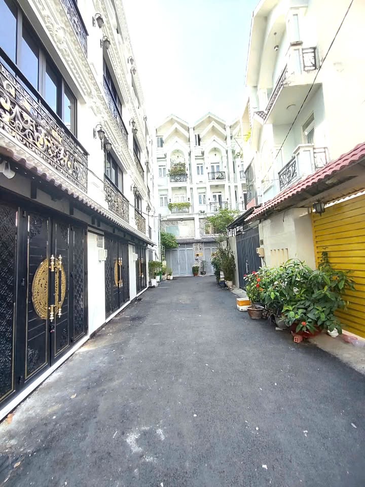 Nhà 5 Tầng Phạm Văn Đồng Gò Vấp - 3PN, Ô Tô Đỗ Cửa, 37m² - 8.4 Tỷ