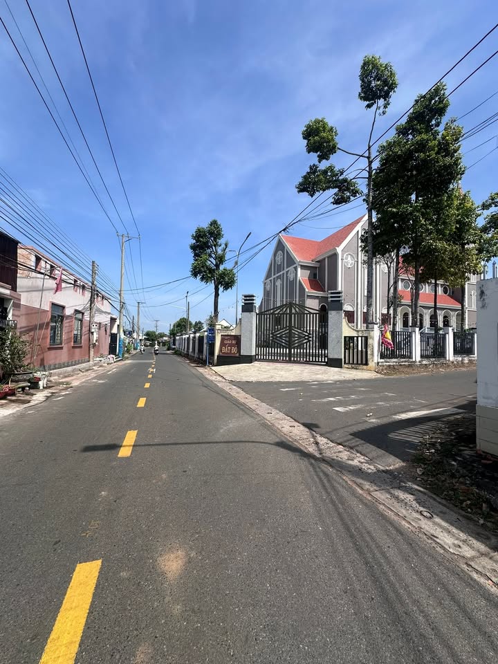 Bán Gấp Đất 588m² Mặt Tiền Phạm Văn Đồng, TT. Đất Đỏ - Tặng Nhà