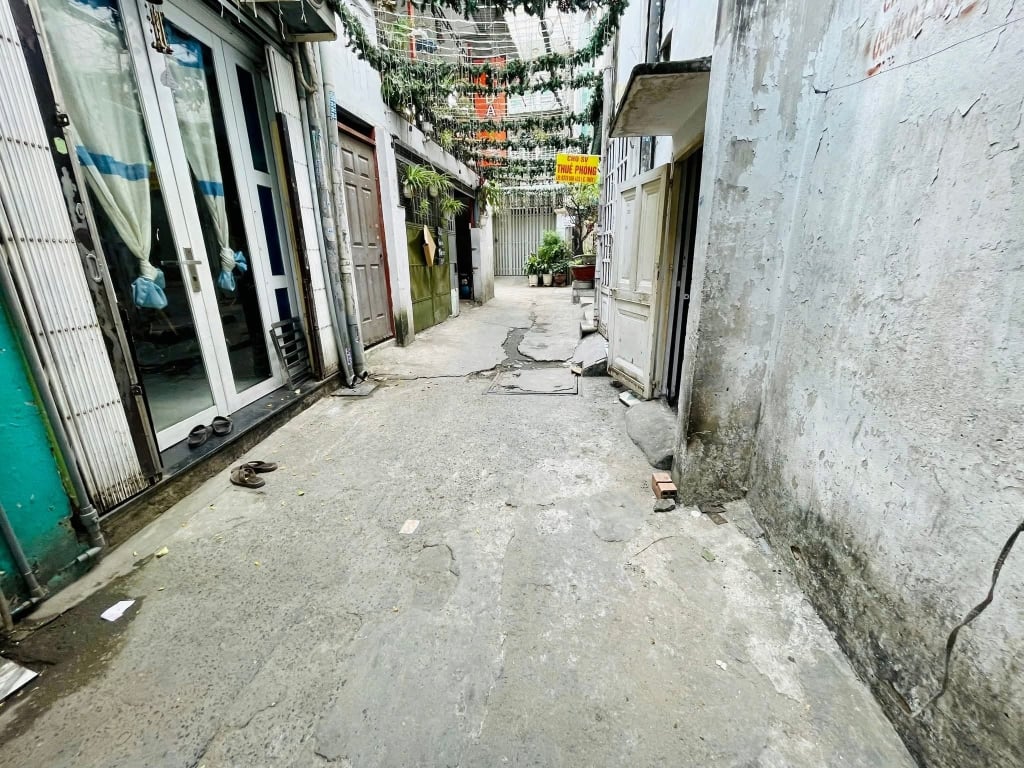 Nhà 3 lầu đường Bùi Viện, Quận 1, 10m² - Chính chủ, Sổ riêng, Chỉ 2.5 tỷ!