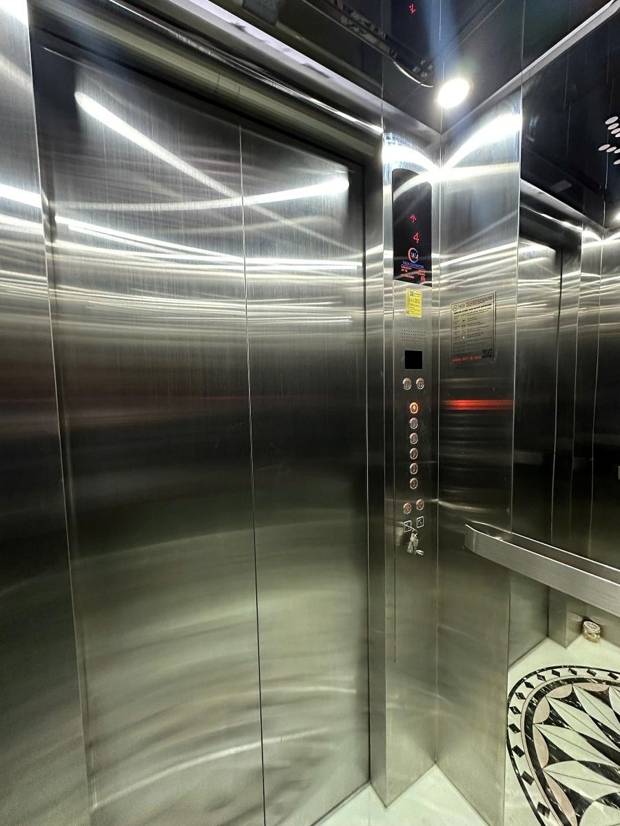 Bán nhà Ngọc Khánh Ba Đình 42m² giá 20.8 tỷ - Ô tô vào nhà, thang máy hiện đại!