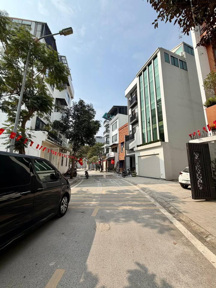 Bán Đất Tái Định Cư Việt Hưng 70m² - Mặt Tiền 7m View Vườn Hoa