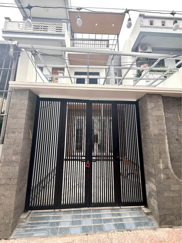 Nhà 90m² Nam Định 2.5 Tầng Sân Cổng - Giá 3.45 Tỷ - Sẵn Ở Ngay