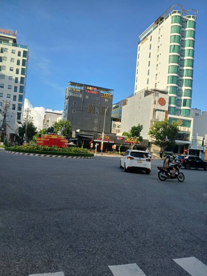 Nhà Mặt Tiền Kinh Doanh Phạm Văn Đồng, Đà Nẵng - Tặng Kèm Nhà 2 Tầng Kiên Cố