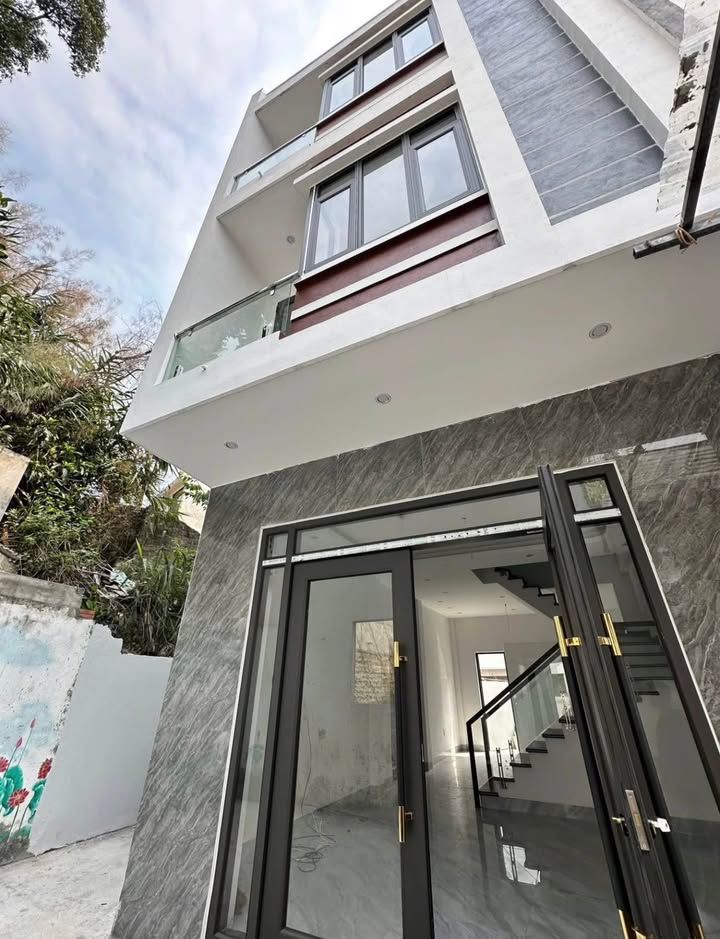 Nhà Phố Hạ Long 68m² - 3 Tầng, 3PN, Ô Tô Đỗ Cửa - Giá 2.7 Tỷ