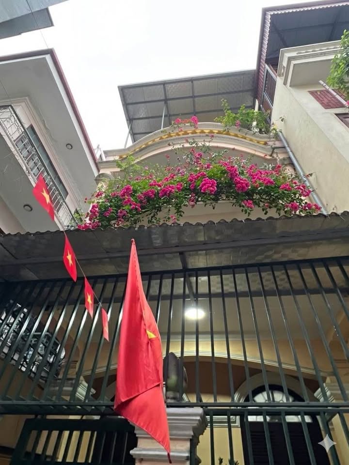 Nhà Phố Hoa Bằng Cầu Giấy 73m² - Ô tô Đỗ Cửa, Kinh Doanh Sầm Uất - 24.5 Tỷ