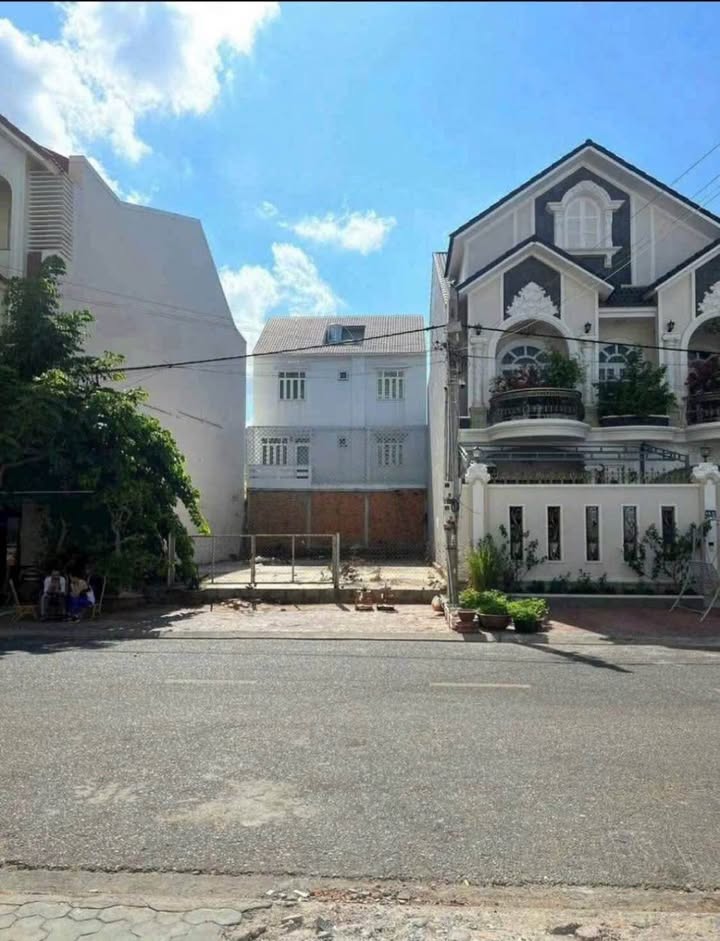 Mặt Tiền Nguyên Hồng Phan Thiết 215m² - Kinh Doanh Đắc Lợi