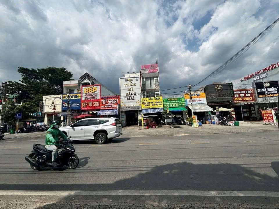 Cho thuê nhà nguyên căn mặt tiền Đỗ Xuân Hợp, Thủ Đức - 240m² - Giá 32 triệu/tháng