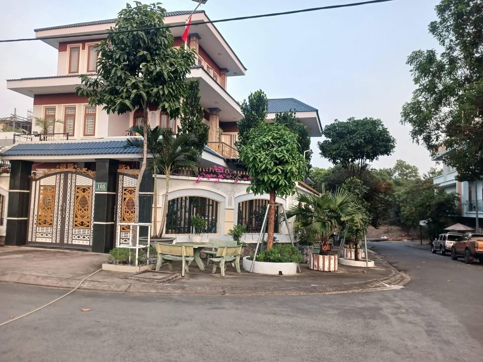 Bán Biệt Thự Góc 2 Mặt Tiền Đắc Địa BICOSI, Tân Uyên - 330m²