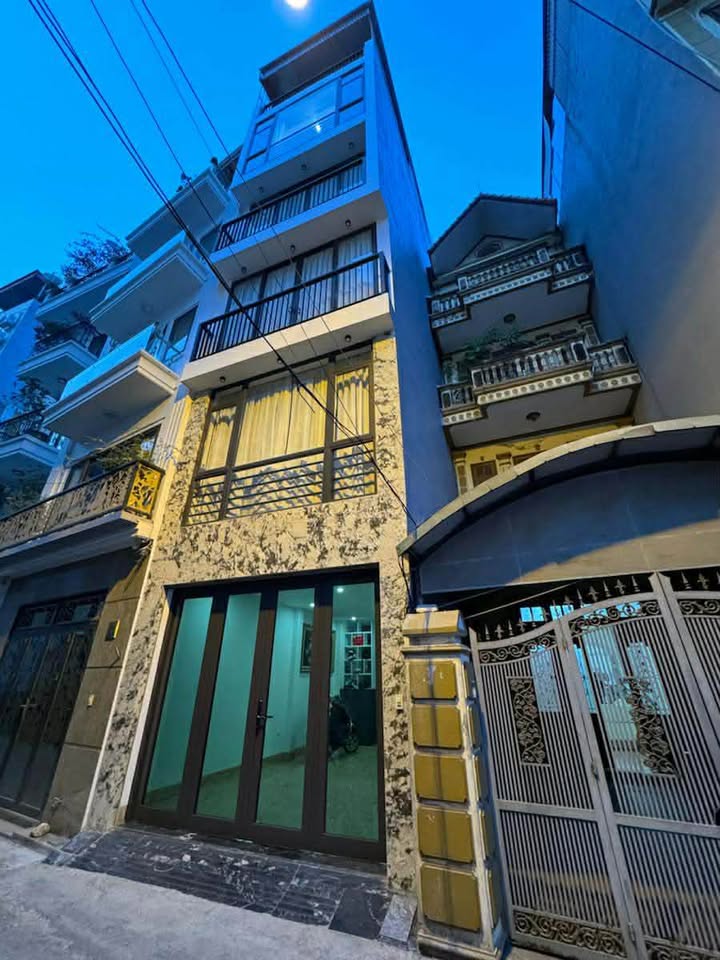 Nhà 36m² Hoàng Quốc Việt, Cầu Giấy - 6 Tầng Thang Máy, 4PN Đủ Đầy