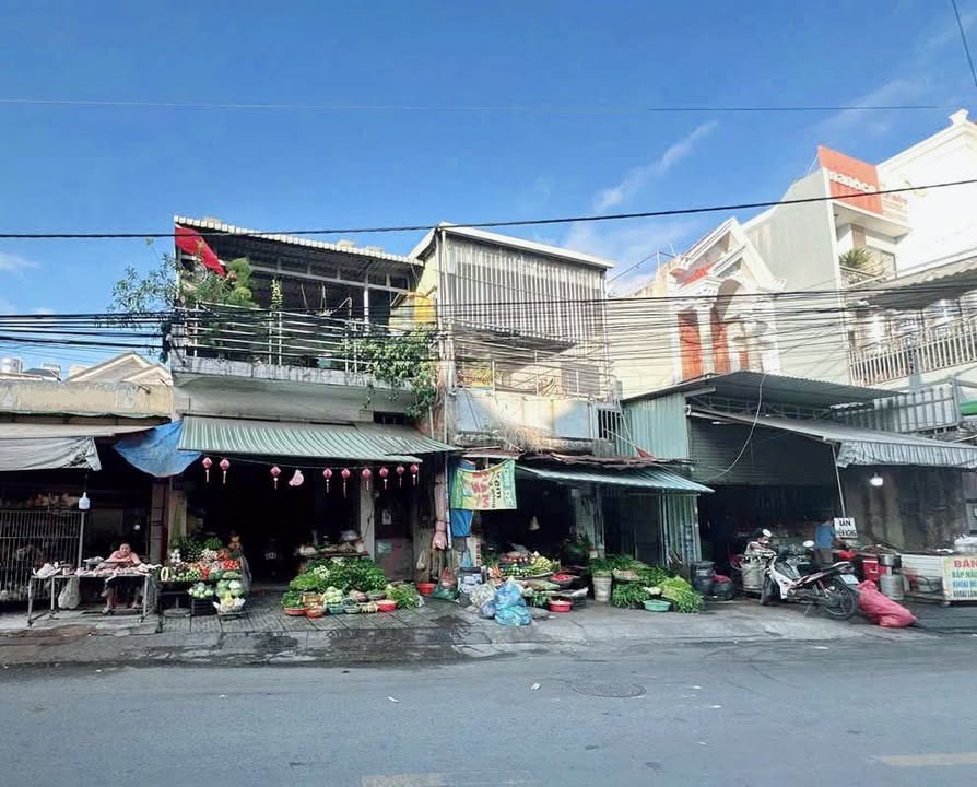 Nhà Lầu Trệt + 8 Phòng Trọ MT Dĩ An 106m² - Kinh Doanh Cực Sung, Thu Nhập 15 Triệu/Tháng