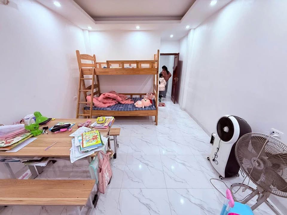 Nhà Lô Góc Cầu Giấy 52m² - Ô Tô Đỗ Cửa - 17.8 Tỷ