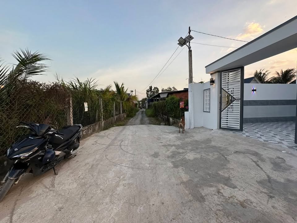 Nhà Cấp 4 Sân Vườn 185m² Sổ Hồng Riêng - Đức Hòa, Long An Giá 2.3 Tỷ