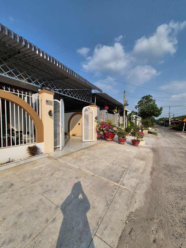 Nhà Mặt Tiền 189m² Đường 10m, Hòa Thành, Tây Ninh - Giá 1.98 Tỷ