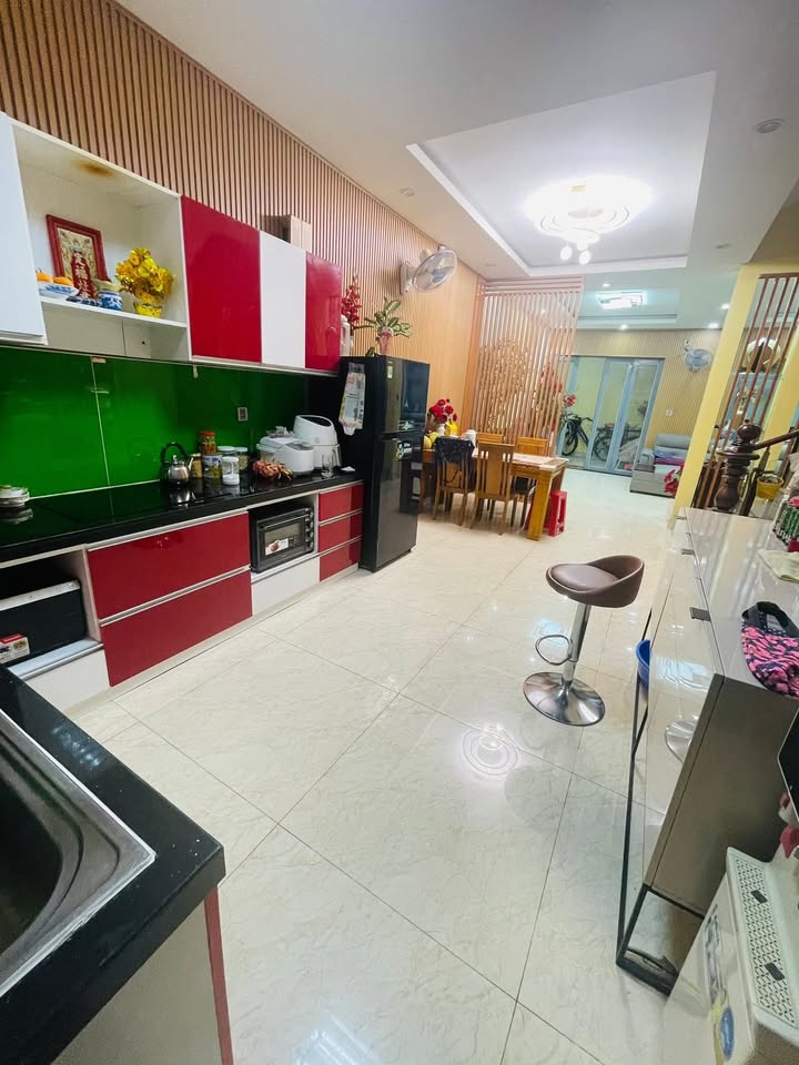 Nhà 133m² Sát Mặt Tiền Chợ Lớn, Gara 2 Ô Tô, Tặng Full Nội Thất