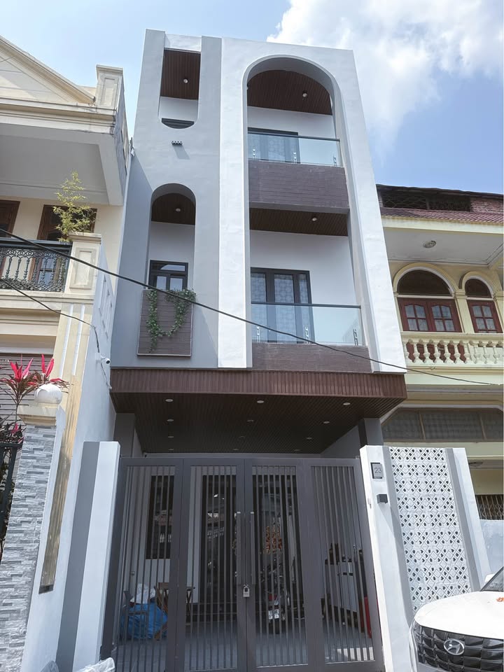 Nhà 3 Tầng 100m² Mặt Tiền Kinh Doanh Tuyến 2 Hồ Sen, Hải Phòng - Giá 9.x Tỷ