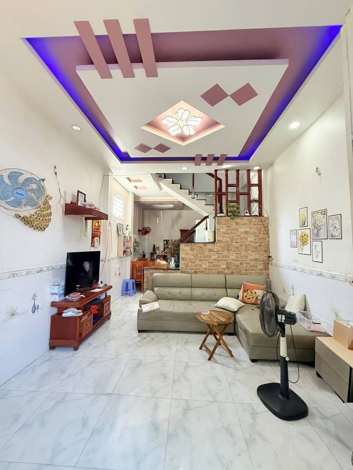 Nhà 2 Lầu Hóc Môn 40m² Giá 3.95 Tỷ - Sổ Hồng Hoàn Công