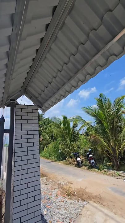 Bán Gấp Nhà Vườn Miền Tây 1000m² - Mặt Tiền Đường Nhựa, View Kênh Mát Mẻ