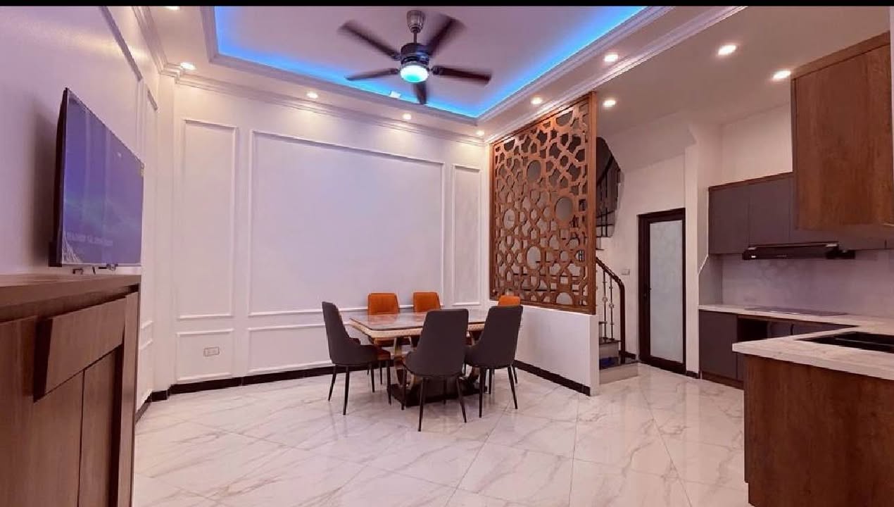 Nhà phố Văn Cao 32m² 5 tầng, 7.8 tỷ - Sẵn sàng ở ngay, tiện ích Ba Đình