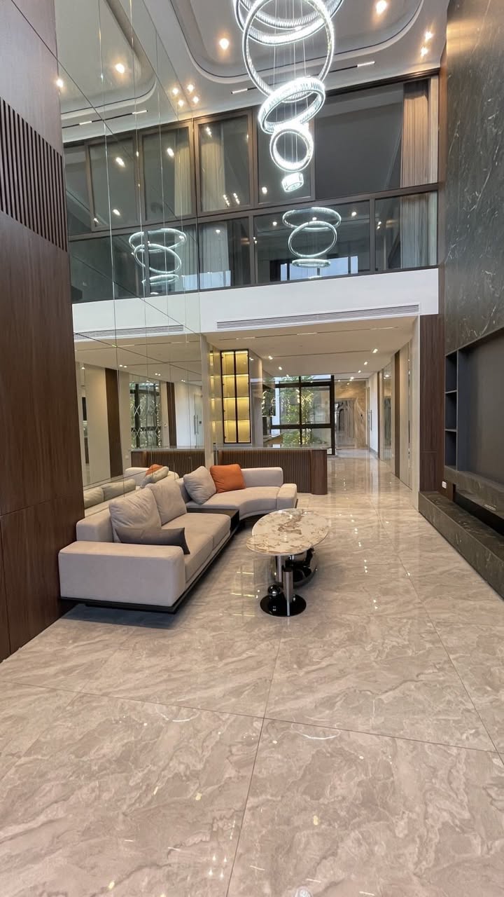 Nhà 8 Tầng Lô Góc Vũ Đức Thận, Long Biên - 100m², Gara Ô tô, Sổ Đỏ