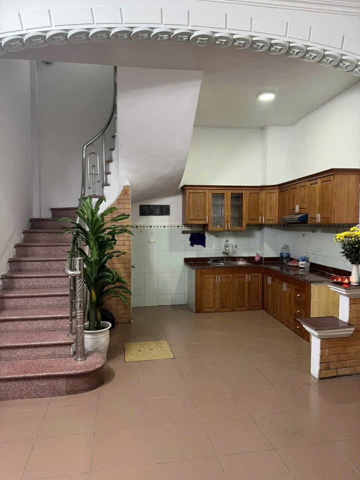 Nhà 4 Tầng Ngõ 197 Hoàng Mai - 2PN Đủ Nội Thất Cơ Bản - Giá 10 Triệu