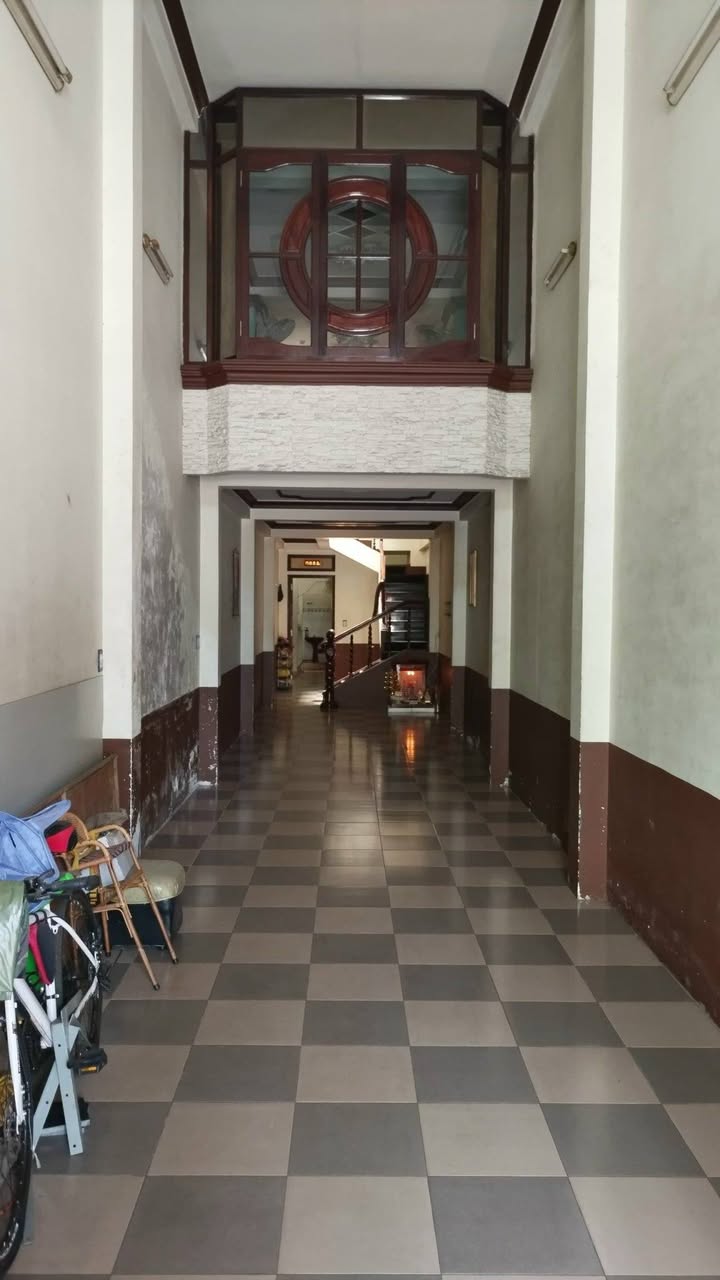 Cho thuê nhà mặt tiền Lý Thái Tổ, Hai Bà Trưng - 4PN, 3 tầng, kinh doanh tốt