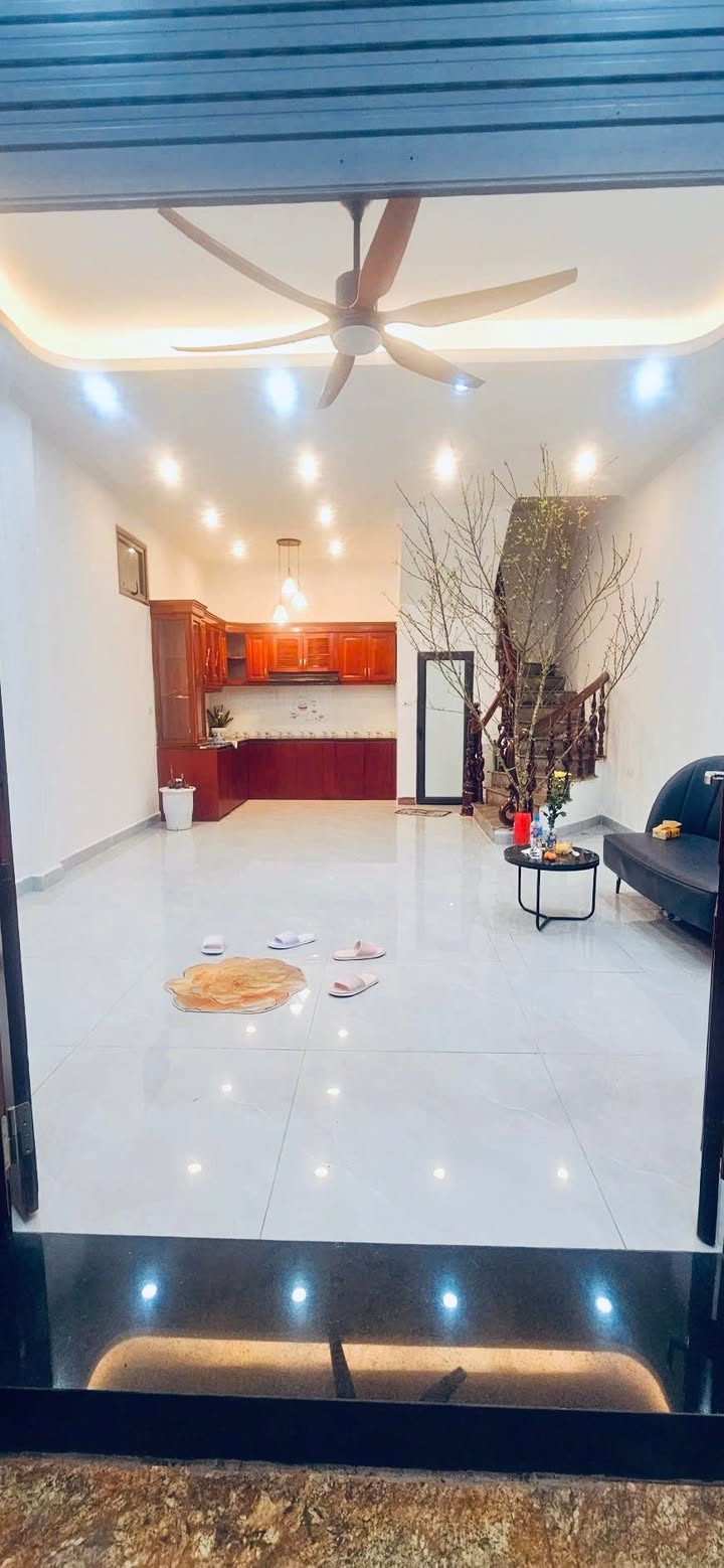 Nhà Lô Góc Đại La, Hai Bà Trưng - 45m² x 5 Tầng, Kinh Doanh Tốt