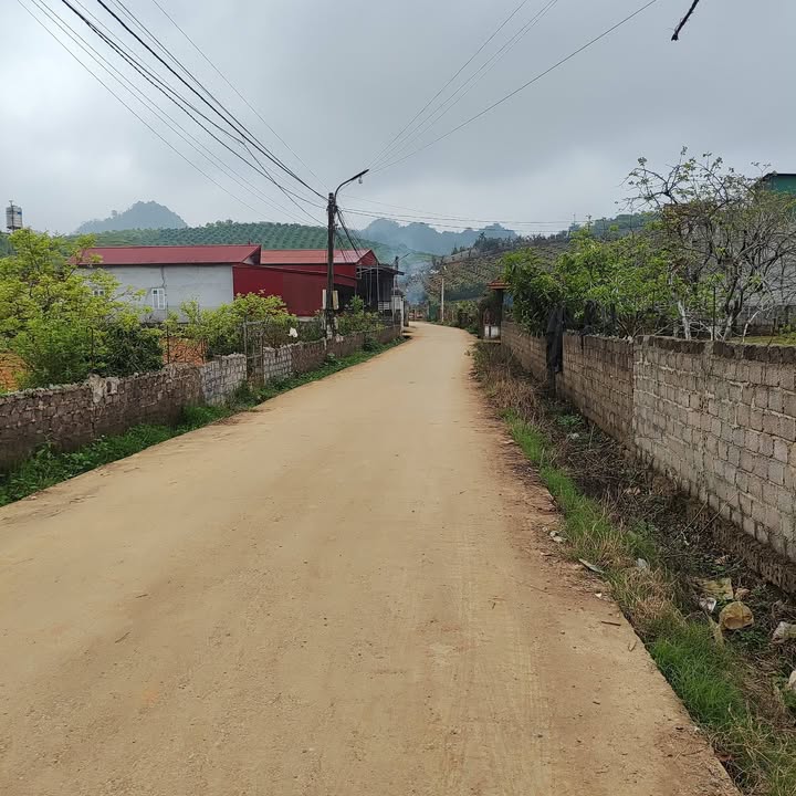 Đất Nền Mộc Châu 300m² - Sổ Đỏ 100% Thổ Cư, Mặt Tiền 15m