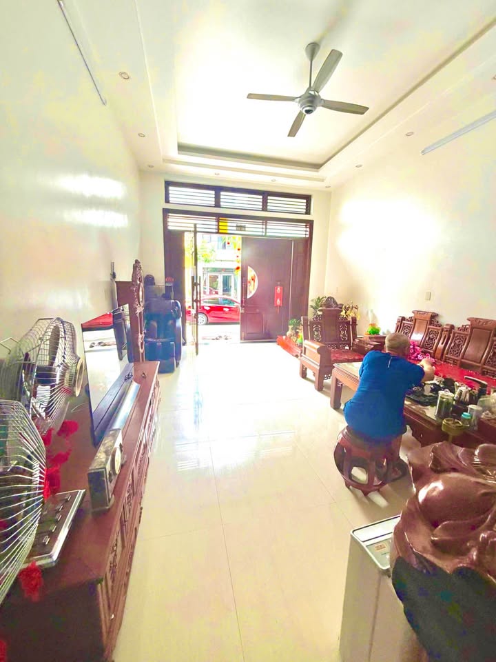 Nhà 3 Tầng 70m² Hướng Đông Nam - Gần Trường Cấp 2 Hòa Lạc, Móng Cái