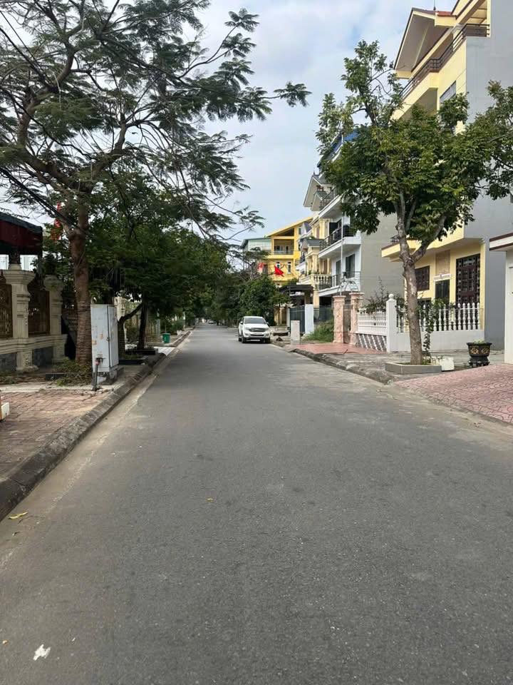 Biệt thự 150m² KĐT Nam Sông Lạch Tray - 6PN, Sân vườn, Ô tô vào nhà