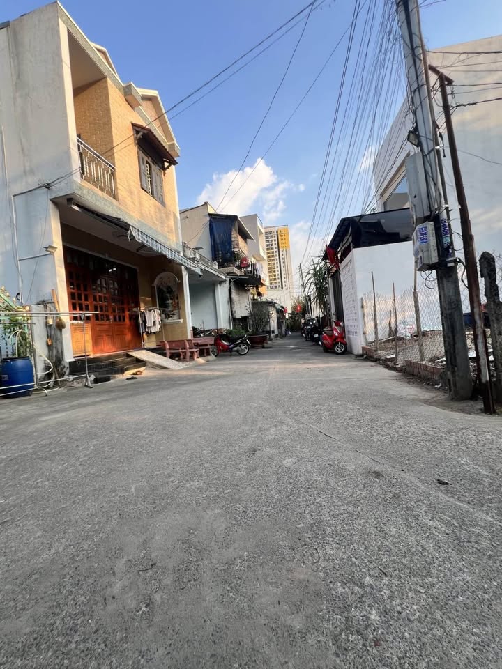 Nhà Dĩ An 101m² Sổ Hồng Riêng - 50m QL1K, Gần Big C - Giá 4.75 Tỷ