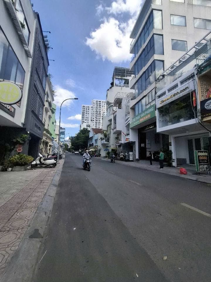 Nhà Mặt Tiền Q1 - Ngang 7.5m - 18 Tỷ - Dòng Tiền 50 Triệu/Tháng