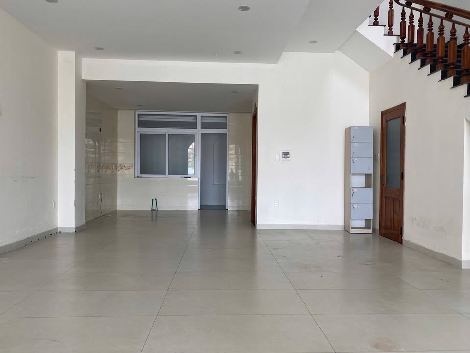 Nhà 3 Tầng Hoàng Quốc Việt 126m² - Kinh Doanh Đa Ngành, Giá 20 Triệu