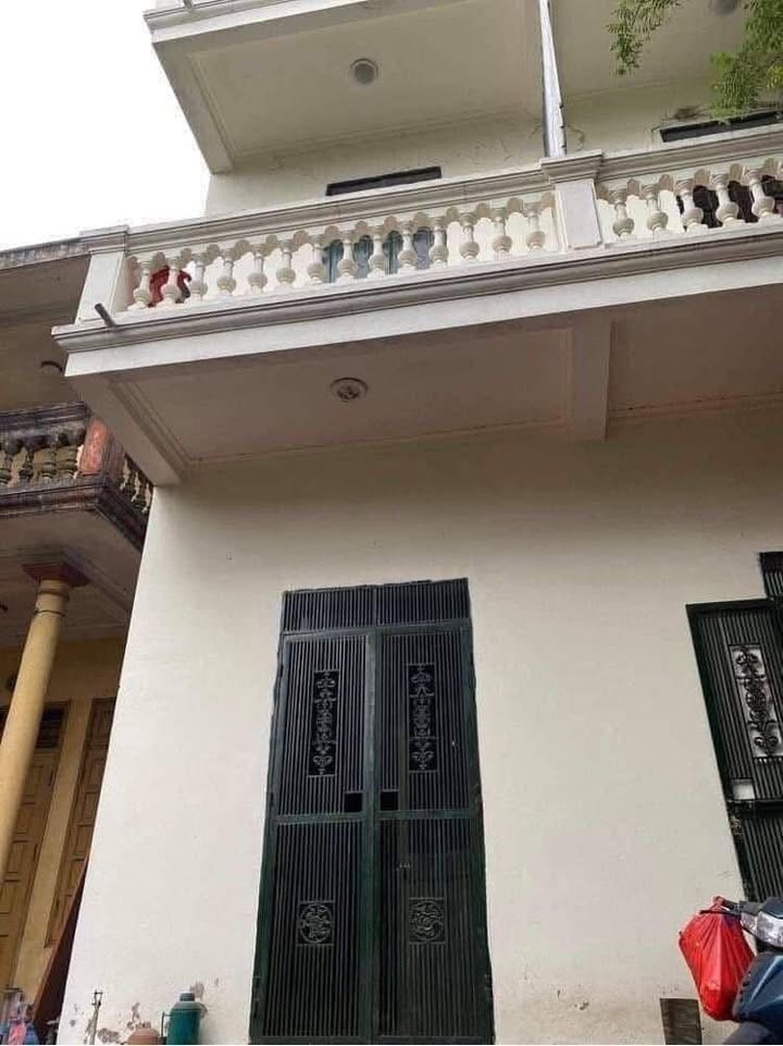 Nhà nguyên căn Bắc Cầu Long Biên 5.5 triệu - Ô tô đỗ cổng!