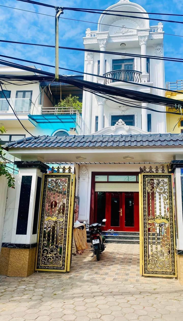 Nhà Mặt Tiền Kinh Doanh TP Nam Định 144m² - 7.2 Tỷ, Sẵn Sàng Vận Hành!