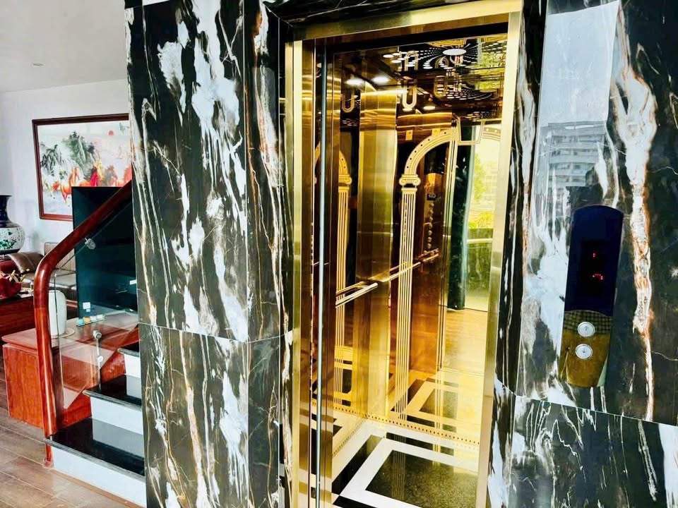 Nhà Lô Góc 5 Tầng Thang Máy - Mặt Tiền 18.5m - Kinh Doanh Đỉnh Cao TP. Hải Dương