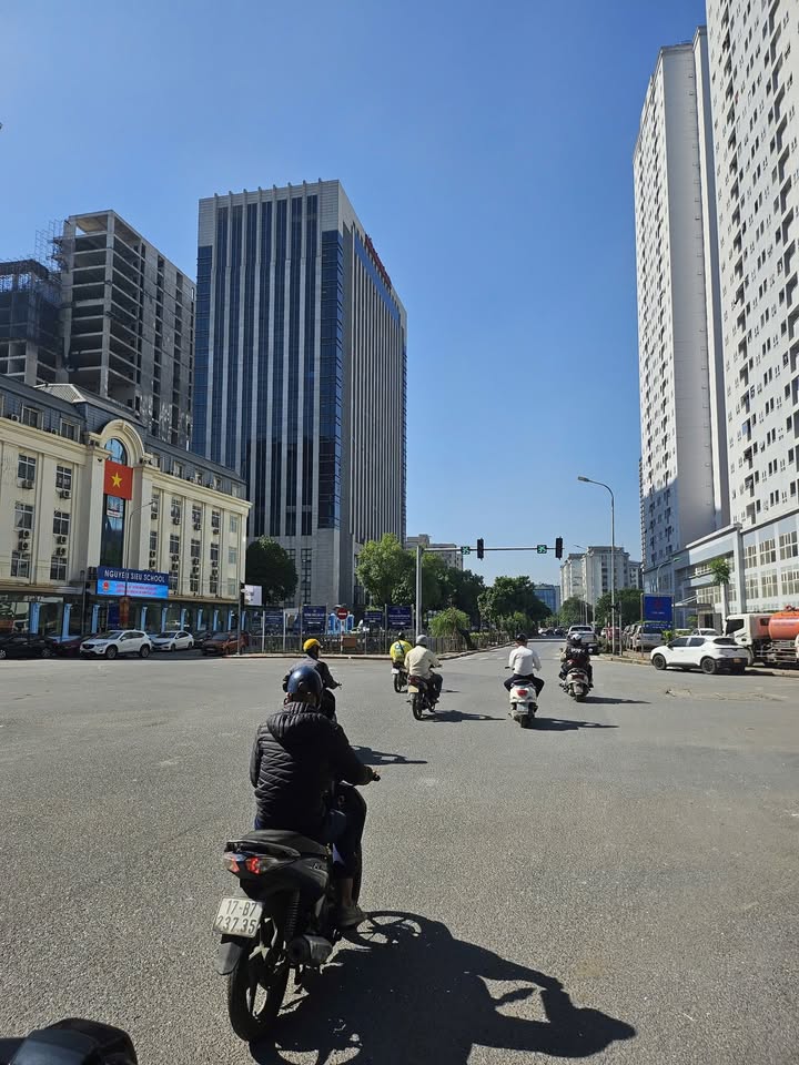 Mặt phố Dịch Vọng 55m² - Kinh doanh sầm uất, ô tô tránh, 33 tỷ