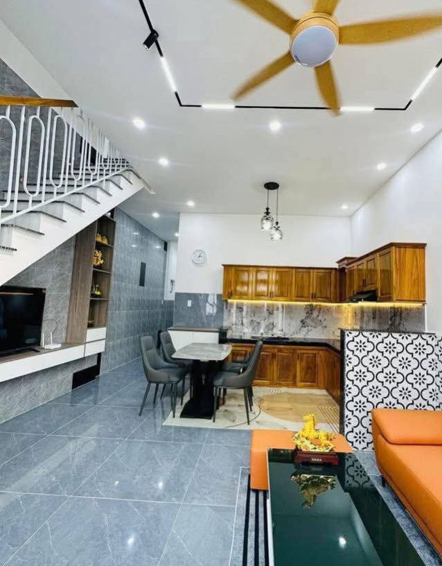 Nhà 2 Tầng 100m² Hẻm 85 Trường Chinh, Quảng Ngãi - Sân Ô Tô, Giá 1.98 Tỷ