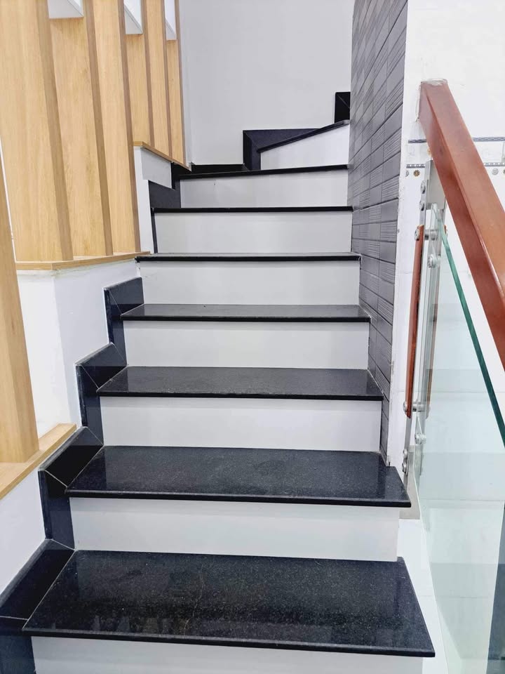 Nhà Kênh Tân Hóa, Tân Phú: 43m², 3 Tầng Mới Đẹp, Sổ Hồng Sẵn Sàng