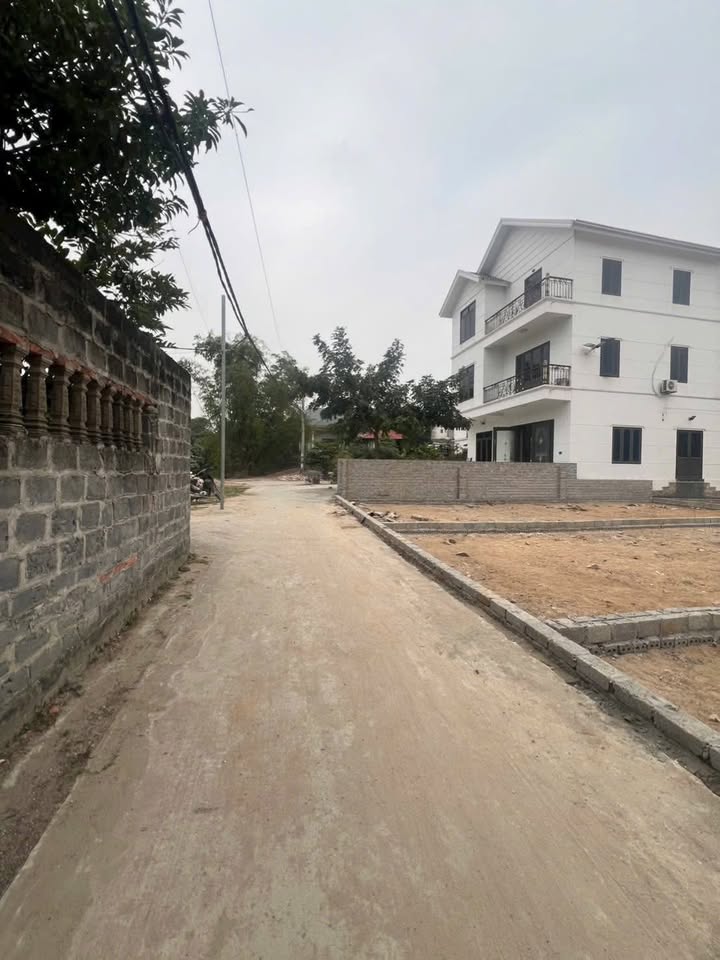 Bán Gấp Đất Nền 95m² Hữu Bằng, Quế Võ - Sổ Hồng Sẵn Sàng - Giá 2 Tỷ