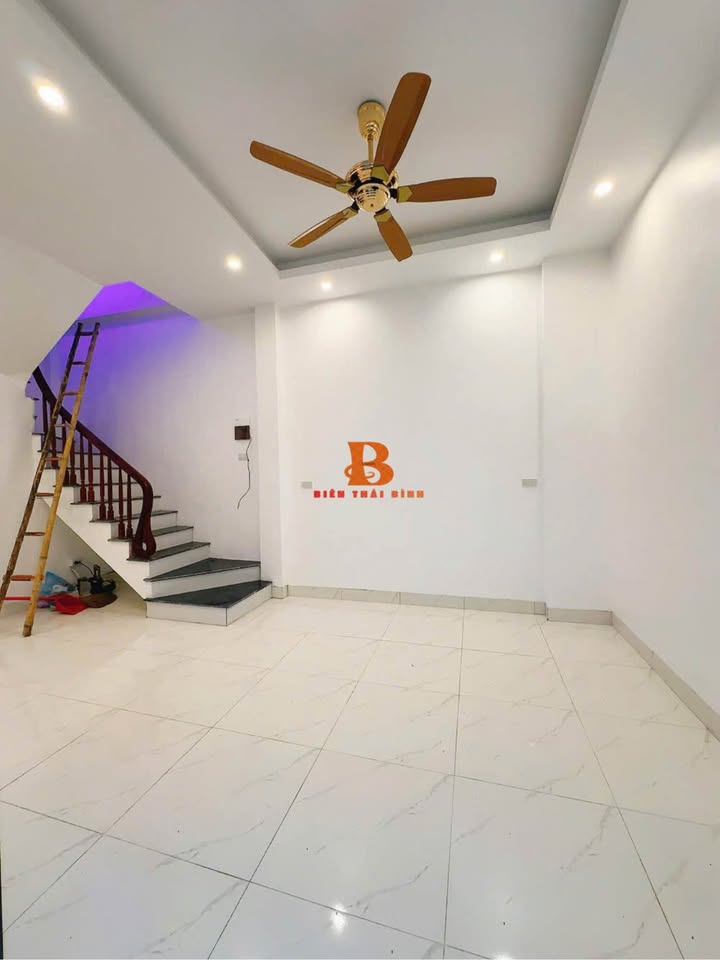 Nhà 3 Tầng Trần Lãm, Thái Bình - 3PN, Ngõ Rộng Ô Tô - Giá 1 Tỷ