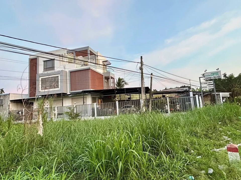 Bán Gấp Biệt Thự Kèm Dãy Trọ 30 Phòng Mặt Tiền QL1A Hậu Giang