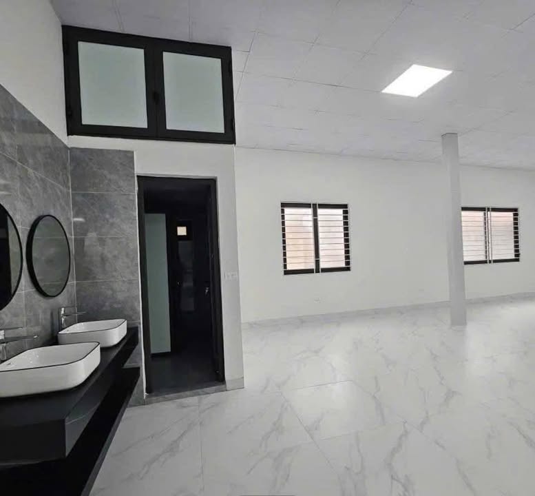 Cho thuê nhà mặt phố Nguyễn Văn Cừ, Long Biên - 200m² x 2 tầng, Kinh doanh sầm uất